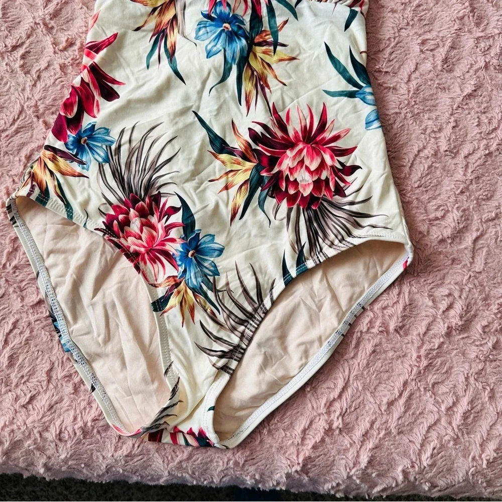 Splendid Crisscross One-Piece Swimsuit Off Tropic Cream Size M | Chic Resortwear